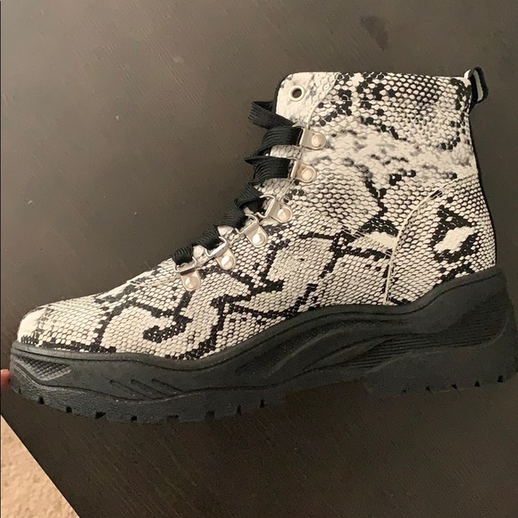 Snake print boots - Picture 2 of 4